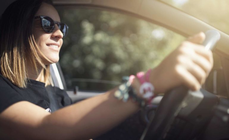 Sonnenbrille beim Autofahren