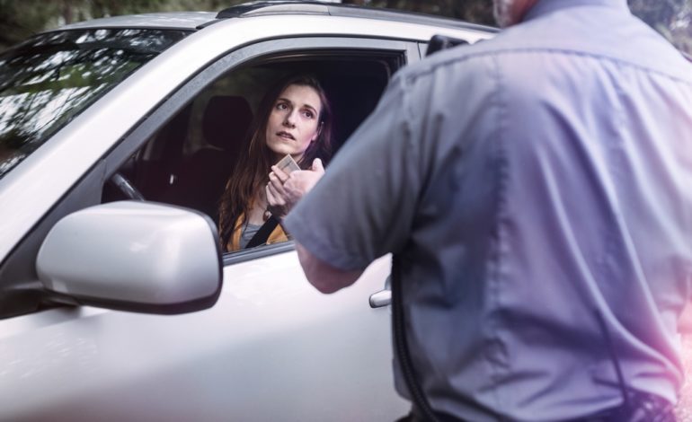 Frau in Verkehrskontrolle