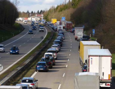 Autobahn von oben, Stau auf der rechten Seite mit zwei Spuren, Fahrzeuge bilden Rettungsgasse