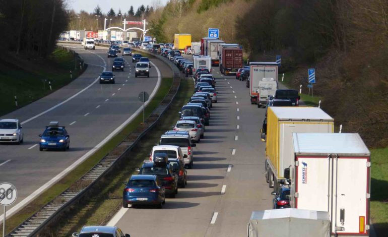 Autobahn von oben, Stau auf der rechten Seite mit zwei Spuren, Fahrzeuge bilden Rettungsgasse