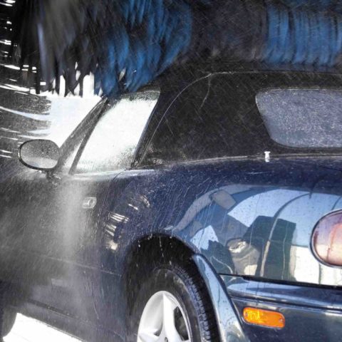 Autowösche im Winter, Blaues Auto in der Waschanlage