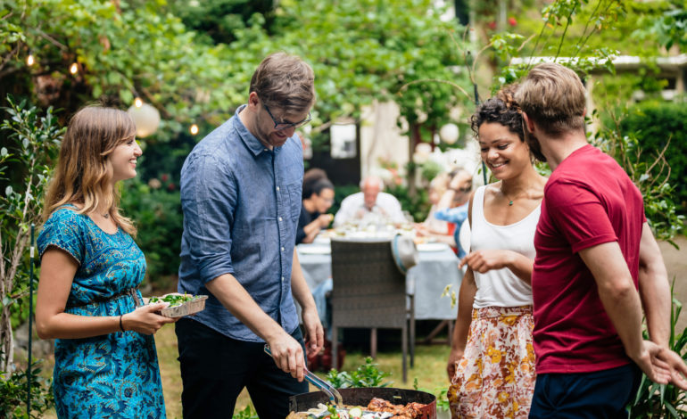 Personen grillen im Freien