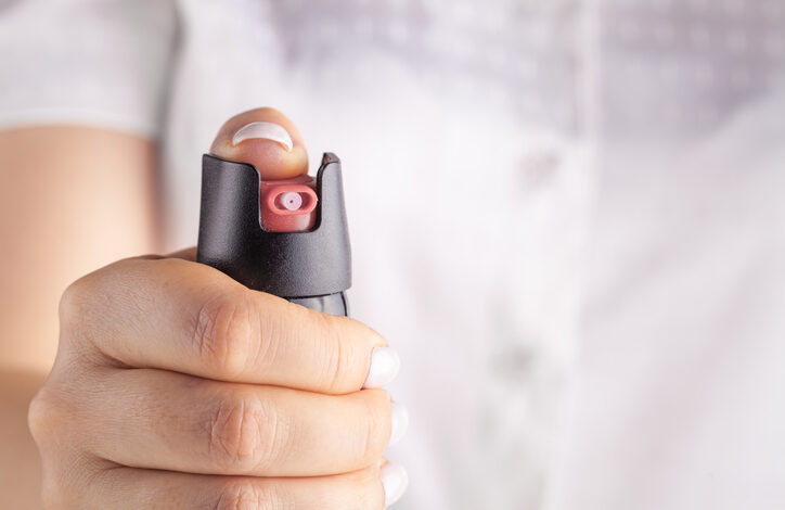 Eine Hand, die mit einem Pfefferspray auf uns zielt, das zu den verbotenen Waffen zählt.