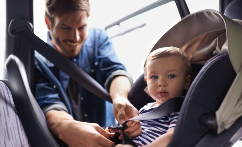 Kindersitz Auswahl: Kleinkind wird im Kindersitz angegurtet