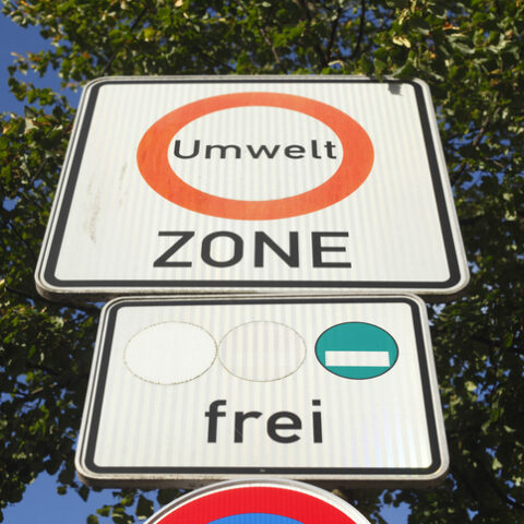 Ein Schild mit der Aufschrift Umweltzone, abgebildet ist eine grüne Umweltplakette der EU.