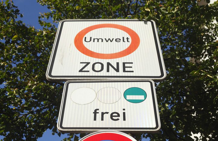 Ein Schild mit der Aufschrift Umweltzone, abgebildet ist eine grüne Umweltplakette der EU.