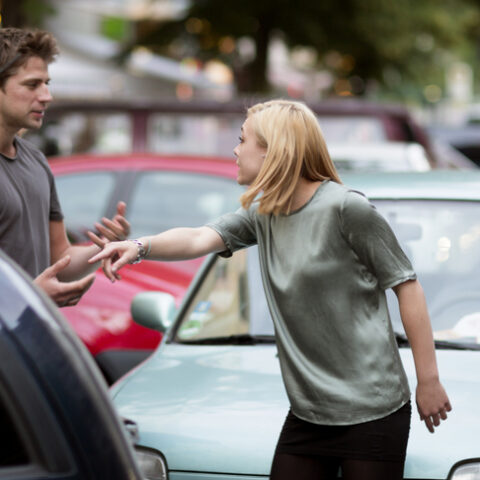 Nötigung: Mann und Frau streiten im Straßenverkehr.