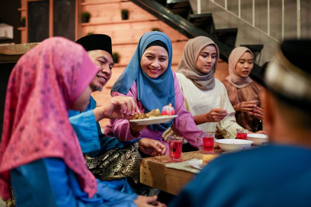 Eine muslimische Familie isst und trinkt zusammen nach Ramadan.
