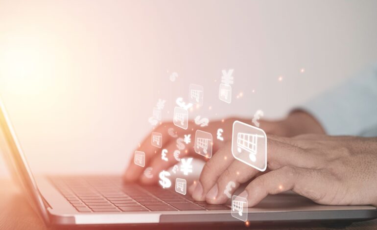 Zwei Hände tippen auf der Tastatur eines Laptops, suchen nach China fake Shops. Darüber Symbole von Einkaufswägen und verschiedenen Währungen.